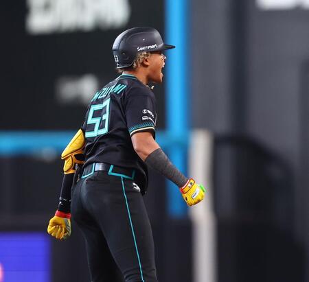 ６回、逆転となる２点適時二塁打を放ち、雄たけびを上げる水谷（撮影・中島達哉）