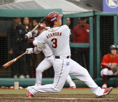 　５回楽天１死一塁、浅村が左中間に２ランを放つ＝楽天モバイルパーク