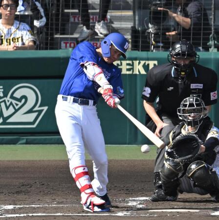 ３回、中前打を放つ大島（撮影・飯室逸平）