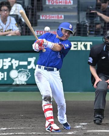 ４回、中前打を放つ大島（撮影・飯室逸平）