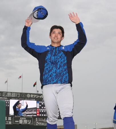 ３勝目を挙げ、ファンの声援に応える東（撮影・北村雅宏）