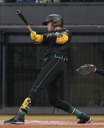 　６回日本ハム２死満塁、水谷が右中間に逆転２点二塁打を放つ＝エスコンフィールド