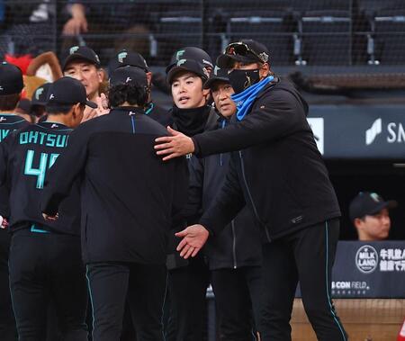 伊藤（左）らナインを迎える新庄監督（撮影・中島達哉）