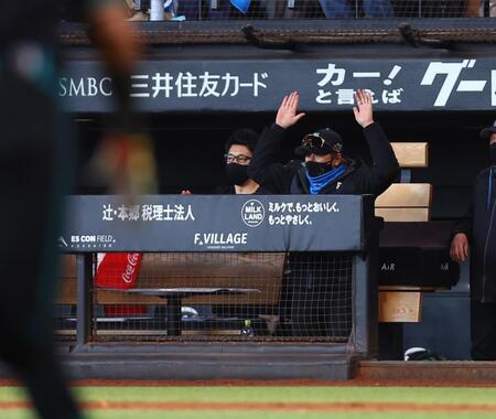 ６回、清宮幸の適時三塁打にベンチをたたいて喜ぶ新庄監督（右）＝撮影・中島達哉