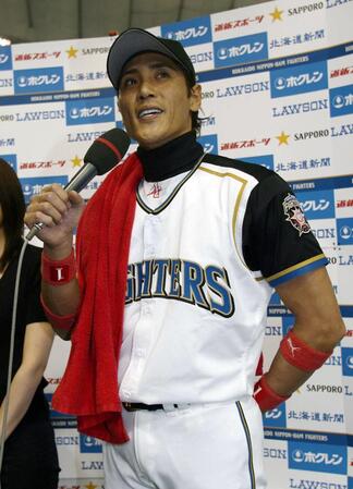 マイクを握り今季限りでの引退を発表する新庄（０６年４月１８日）