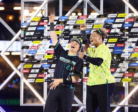 お立ち台で「１，２，３　ジェッシー！」とさけぶ清宮（左）と水谷（撮影・中島達哉）