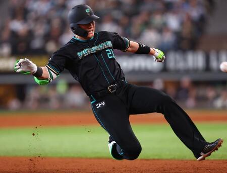 ６回、２点適時三塁打を放ち、三塁へすべり込む清宮幸（撮影・中島達哉）