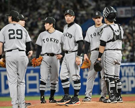 ７回、投手交代でマウンドに集まる阿部監督（中央）とナイン