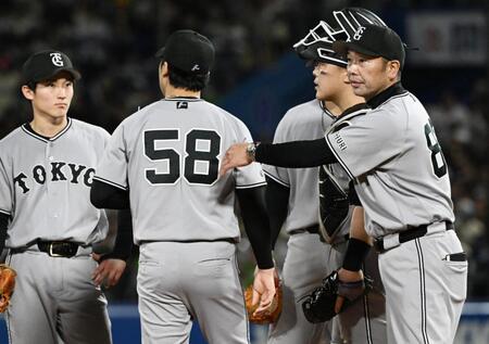 ７回、投手交代を告げ、船迫（中央）に声をかける阿部監督