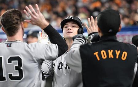 ６回、ダルベックは左中間に５号ソロを放ち、ナインに迎えられる（撮影・佐藤厚）