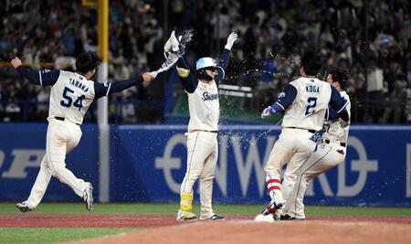 ９回、長岡（中央）は中前にサヨナラ打を放ち、歓喜のシャワーを浴びる（撮影・佐藤厚）