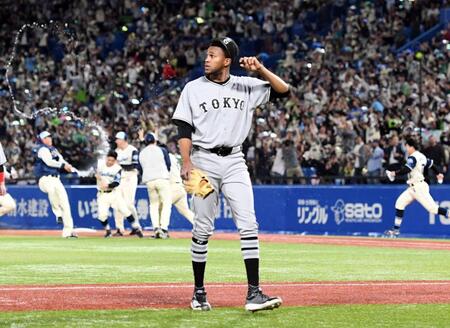 逆転サヨナラ負けを喫し、がっくりと引き揚げるマルティネス（撮影・佐藤厚）