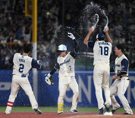 ９回、長岡（中央）が中前にサヨナラ打を放ち、歓喜のシャワーを浴びる（撮影・佐藤厚）