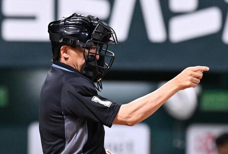 ソフトバンク－オリックス戦でもヘルメットを着用して球審を務める秋村審判員