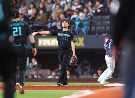 ３回、一塁のベースカバーに走り、奈良間からのトスでアウトにする伊藤（撮影・中島達哉）