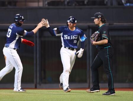 ６回、山村に先制打を許し、肩を落とす伊藤（右）＝撮影・中島達哉