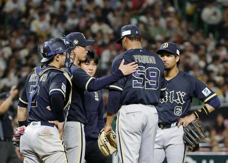 　７回途中、追加点を許したペルドモ（右から２人目）に降板を告げる岸田監督（左から２人目）