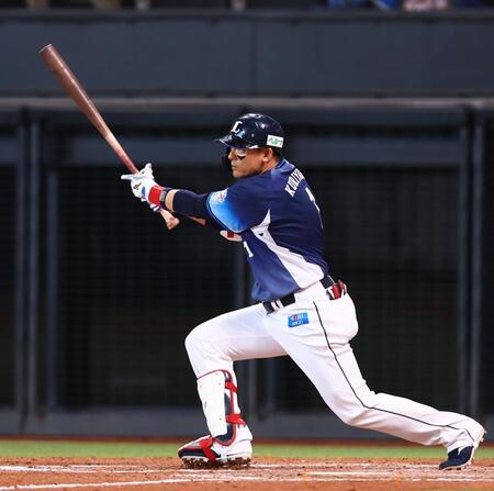 ９回、安打を放つ代打・栗山（撮影・中島達哉）