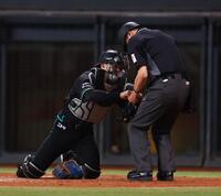 ５回、有隅球審のマスクの絡まりを手伝う田宮（撮影・中島達哉）