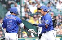 ４回、逆転２ランを放ち生還する鵜飼（右）＝撮影・西田忠信