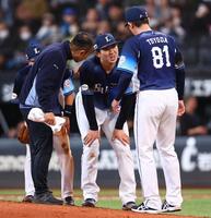 ６回、奈良間の打球が当たり、ひざに手をつく武内（中央）＝撮影・中島達哉