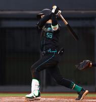 ６回、投手への適時内野安打を放つ奈良間（撮影・中島達哉）