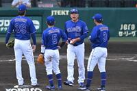 ７回、マウンドに出向き、投手交代を告げる井上監督（撮影・飯室逸平）