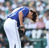 ３回、中野に死球を当てた大野は頭を下げる（撮影・田中太一）