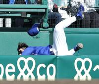 ３回、佐藤輝の飛球を追ってカメラ席に転落する福永（撮影・西田忠信）