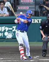 ４回、中前打を放つ大島（撮影・飯室逸平）