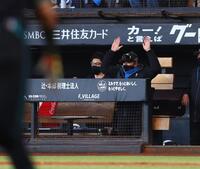 ６回、清宮幸の適時三塁打にベンチをたたいて喜ぶ新庄監督（右）＝撮影・中島達哉