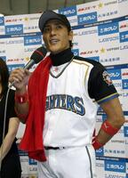 マイクを握り今季限りでの引退を発表する新庄（０６年４月１８日）