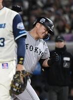 ４回、山瀬は右前に勝ち越し適時打を放つ（撮影・佐藤厚）
