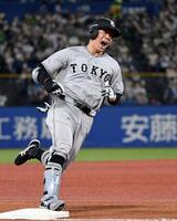 ３回、佐々木は左越えに２号先制ソロを放ち、笑顔で三塁を回る（撮影・佐藤厚）