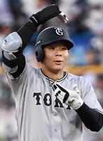 １回、二塁打を放ちポーズをとる佐々木