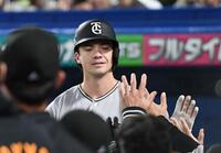 ６回、ダルベックは左中間に５号ソロを放ち、ナインに迎えられる（撮影・佐藤厚）