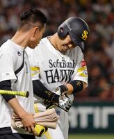 １回、死球を受け顔をしかめる近藤