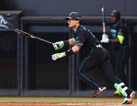 ６回、２点適時三塁打を放つ清宮幸（撮影・中島達哉）