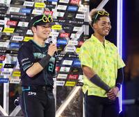 お立ち台で笑顔を見せる清宮幸（左）と水谷（撮影・中島達哉）