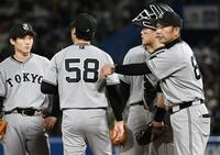 ７回、投手交代を告げ、船迫（中央）に声をかける阿部監督