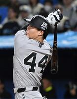 ３回、佐々木は左越えに２号先制ソロを放つ（撮影・佐藤厚）