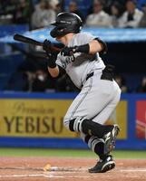 ４回、山瀬は右前に勝ち越し適時打を放つ（撮影・佐藤厚）