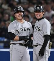 ４回、山瀬（左）は右前に勝ち越し適時打を放ち、笑顔を見せる（撮影・佐藤厚）