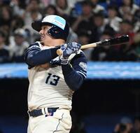 ３回、オスナは同点の中犠飛を放つ（撮影・佐藤厚）