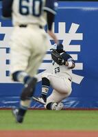 １回、ダルベックの右飛を好捕する増田（撮影・佐藤厚）