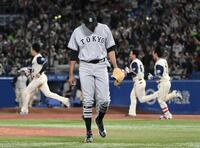 逆転サヨナラ負けを喫し、がっくりと引き揚げるマルティネス（撮影・佐藤厚）