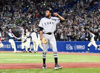 逆転サヨナラ負けを喫し、がっくりと引き揚げるマルティネス（撮影・佐藤厚）