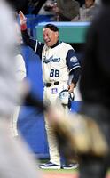 奇跡の逆転サヨナラ勝ちに大喜びの池山監督（撮影・佐藤厚）