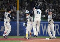 ９回、長岡（中央）は中前にサヨナラ打を放ち、歓喜のシャワーを浴びる（撮影・佐藤厚）