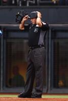 ヘルメットを着用する有隅球審（撮影・中島達哉）